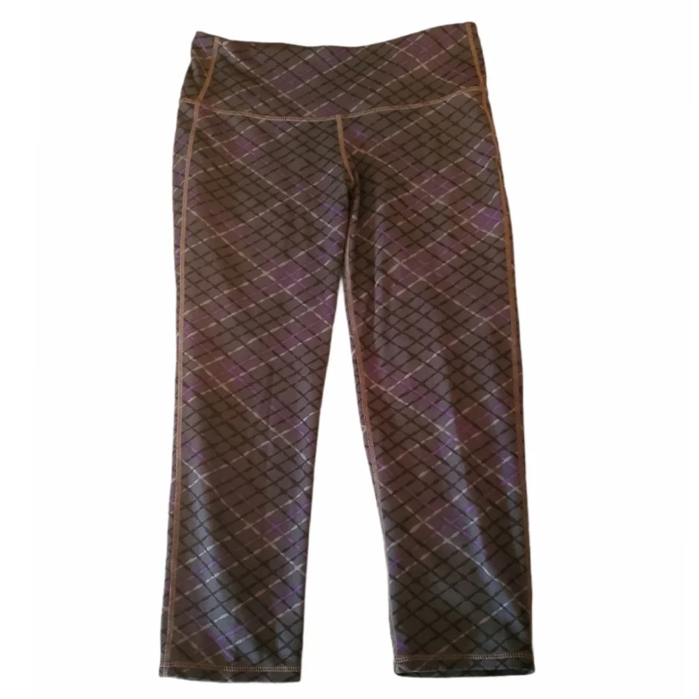*SOLD* Athleta Gray Purple Plaid Capri Leggings - Picture 3 of 9